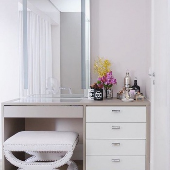 Туалетный столик с зеркалом из МДФ в спальню или гардеробную комнату в современном стиле