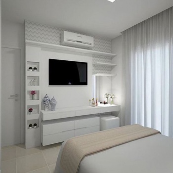 Корпусные шкафы пеналы с фасадами из МДФ белого цвета в спальню в современном стиле