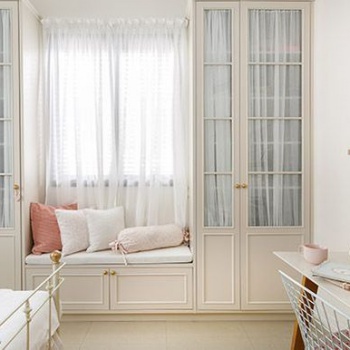 Корпусный шкаф с фасадами из МДФ белого цвета со стеклом и тумбой с сиденьем в спальню