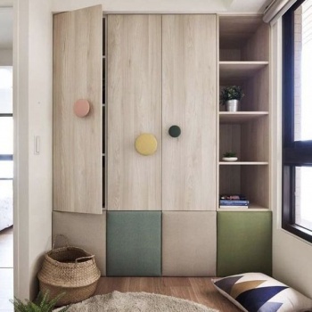 Встроенный шкаф с распашными дверьми из ЛДСП и декоративной мягкой отделкой в детскую комнату трехдверный в современном стиле