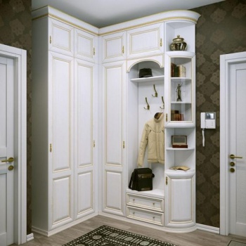 Угловой корпусный шкаф с распашными дверьми из МДФ с декоративной патиной в прихожую в классическом стиле