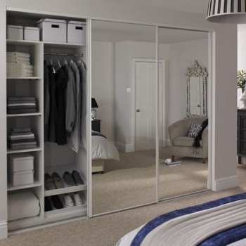 Встроенный шкаф купе зеркальный в спальню трехдверный в современном стиле