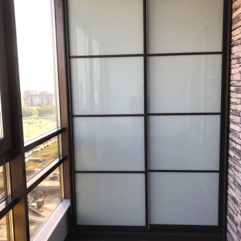 Встроенный шкаф купе со стеклом двухдверный на балкон