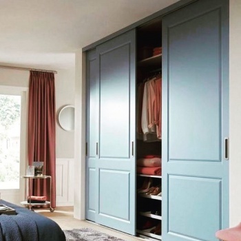 Встроенный шкаф-купе трехдверный с дверьми из МДФ для спальни в современном стиле