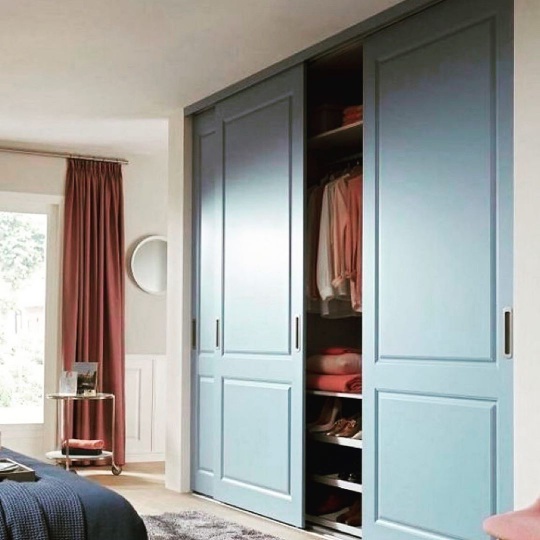 Встроенный шкаф-купе трехдверный с дверьми из МДФ для спальни в современном стиле