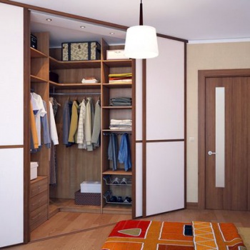 Угловая встроенная гардеробная комната с дверьми купе из ЛДСП в спальню четырехдверная