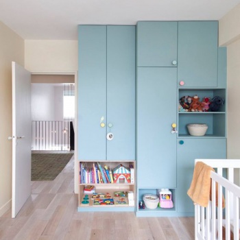 Встроенный шкаф с распашными дверьми из МДФ в детскую комнату в современном стиле