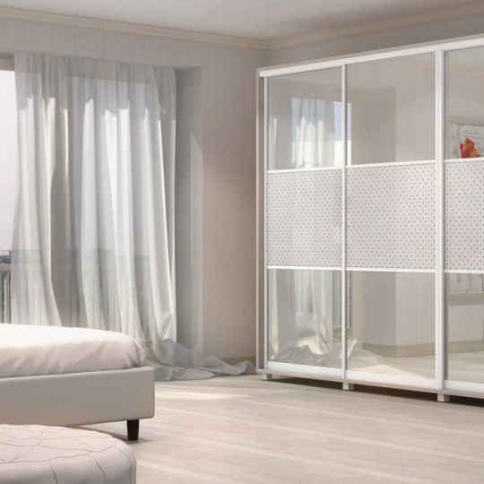 Корпусный шкаф купе зеркальный с декоративными белыми вставками в спальню в современном стиле