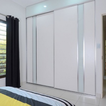 Встроенный гардеробный шкаф купе с декоративными вставками из стекла и панелями МДФ в спальню двухдверный в современном стиле