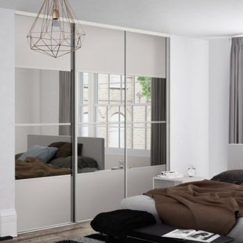 Встроенный гардеробный шкаф купе зеркальный в спальню трехдверный в современном стиле