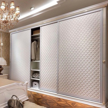 Встроенный гардеробный шкаф купе с искусственной кожей в спальню трехдверный в классическом стиле