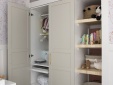 Встроенный шкаф с распашными дверьми из МДФ с фрезеровкой в детскую комнату в современном стиле